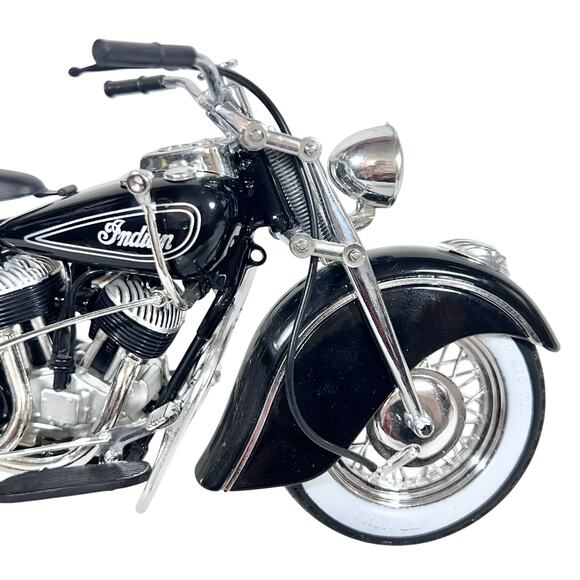 Guiloy 1948 Indian Chief Motorcycle 1/10 Scale Diecast Model Bike Black Chrome - Picture 10 of 16